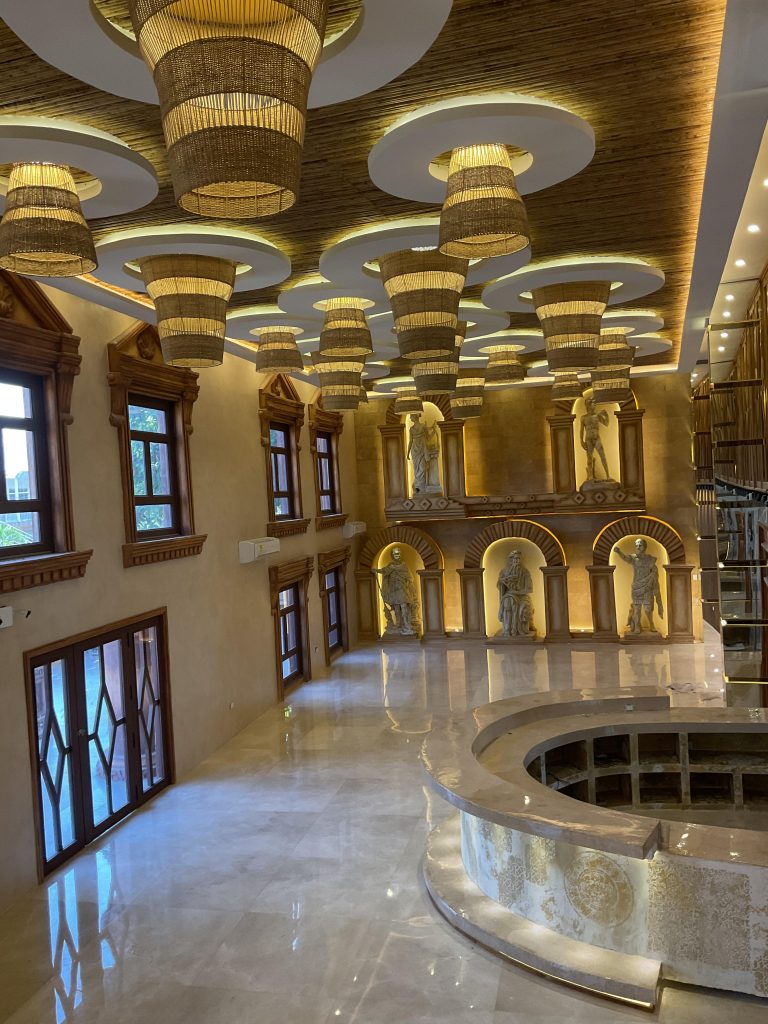 materiales cerámicos para hoteles en espacios interiores modernos