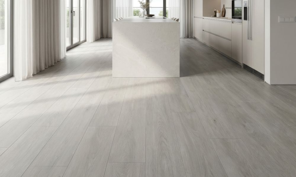 Cocina moderna y luminosa con porcelanato Nebula Dual 29x128.4 Rectificado en tonos claros, diseño minimalista y sensación de amplitud visual.