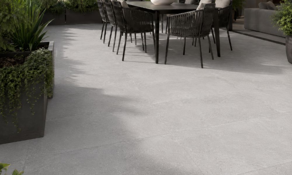 Terraza contemporánea con porcelanato Creta Rock 58x118 inspirada en un hogar cálido y natural