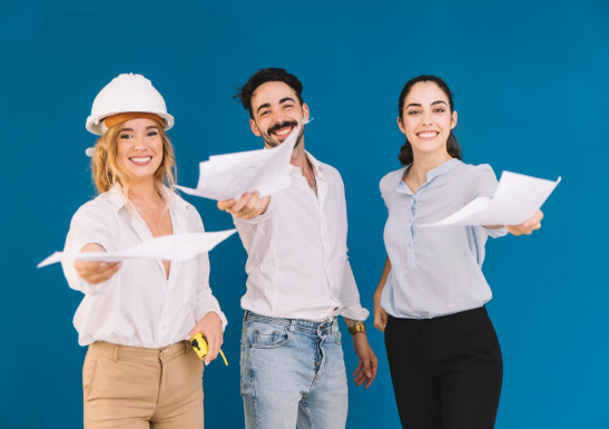 Profesionales de arquitectura compartiendo en evento del sector y espacio de networking.