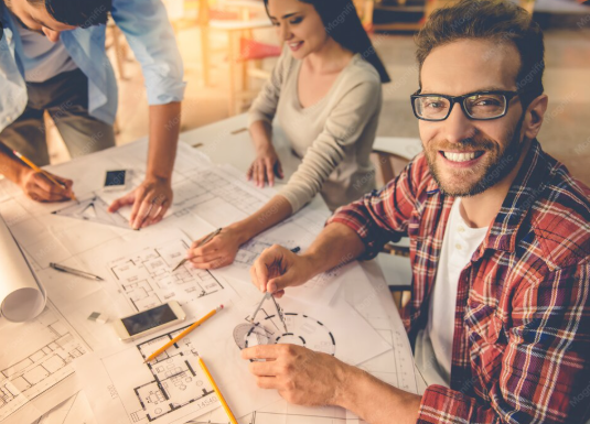 Arquitecto trabajando en diseño de proyecto arquitectónico con herramientas profesionales.