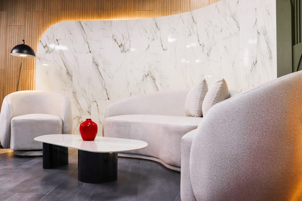 revestimiento de pared con acabado porcelánico tipo mármol en sala moderna