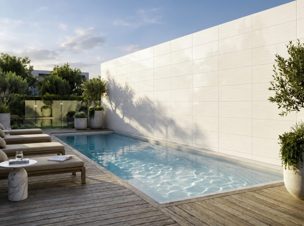 Especificación de materiales 30 × 60 en muro exterior junto a piscina.